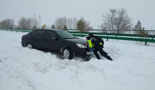 呼伦贝尔扎兰屯市路面积雪深厚 当地交警解救受困车辆