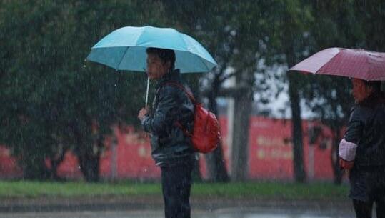 广西雨势加强气温跌至17℃ 全区气温低迷民众注意添衣保暖