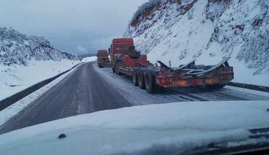 国道245线凉山路段积雪结冰 解除交通管制时间待定