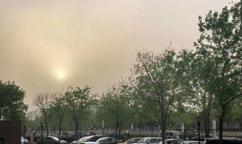 沙尘前锋进入北京！大风扬沙让北京能见度降低