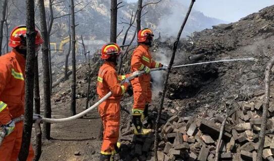 山东青岛小珠山突发森林火灾 已出动4架直升机120辆消防车