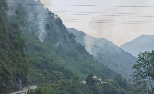 四川绵阳市一村落发生山火 400多名消防人员及时灭火