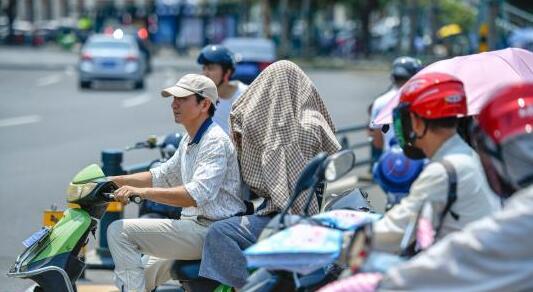 河北承德廊坊等地高温30℃ 市民们外出注意防晒降温