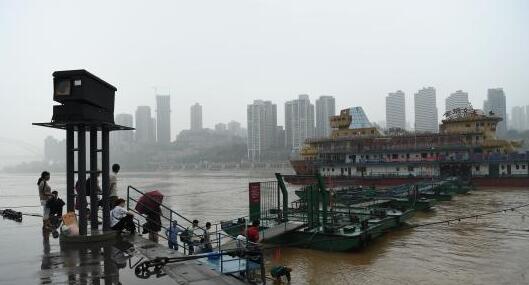 长江重庆段水位持续消落 境内部分旅游客船停泊