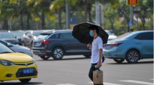 海南近40℃高温将持续至10日 市民们需防暑降温措施