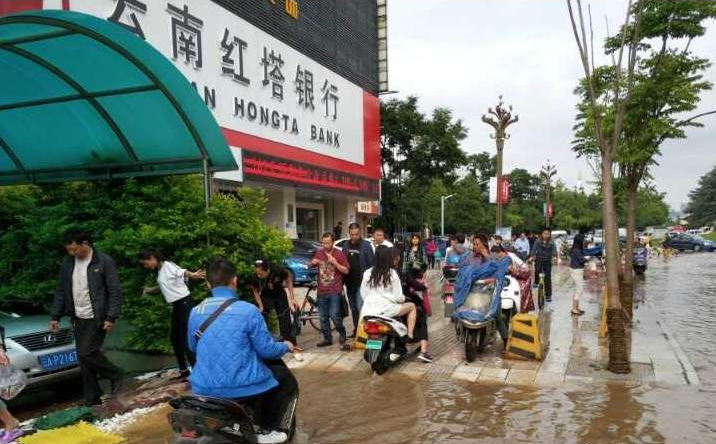 河北大雾弥漫降水开启 明雨势较大中南部大雨