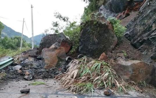 浙江常山县一路段发生山体塌方 交警提醒车辆注意绕行