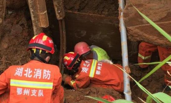 湖北鄂州一工地发生坍塌 两人被埋消防紧急送医