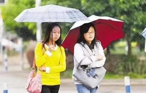 河北被雨水覆盖气温20℃上下 市民户外需及时调整衣服