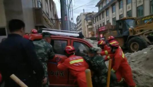 甘肃甘南遭强降雨与冰雹袭击 消防疏散解救被困群众23人