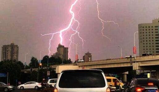 陕西大范围降雨伴有7级大风 局地气温跌至23℃体感凉快