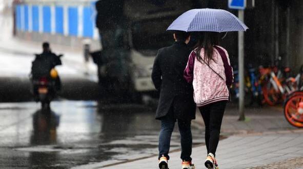 北京阴雨绵绵气温跌至17℃ 这周末阳光回归适合出行