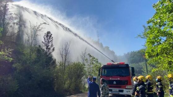 贵州六盘水一景区发生山火 目前扑救仍在进行中