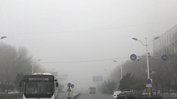 今晨河北大雾部分高速公路关闭 局地气温回升至20℃