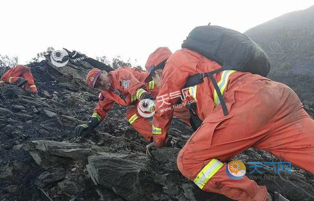 森林消防员在凉山火场近70度陡坡挺进背20公斤的灭火装备爬山