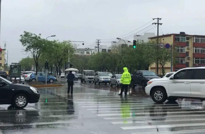 强降雨赖在华南不走 北方升温雨水少风沙大