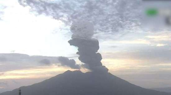 日本樱岛火山喷发最新动态 航班取消4200米火山灰铺天盖地
