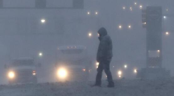 美国东北部遭遇暴风雪袭击 局地降雪量达25厘米