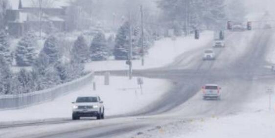 美国东北部遭遇暴风雪袭击 局地降雪量达25厘米