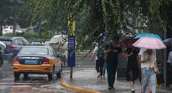 湖南湘中一带有大到暴雨 局地气温飙至30℃以上