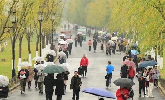 江苏省会南京气温回升至27℃ 周末各地阳光将陆续上线