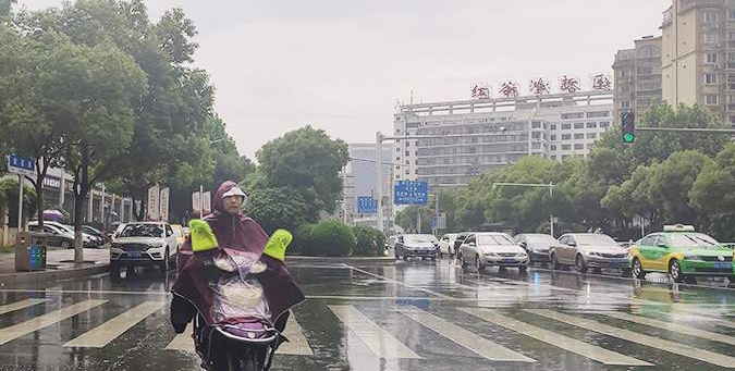 北方大风沙尘天气多发 华南江南强降雨强对流来袭