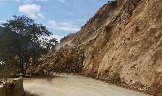 怀化溆浦县一路段发生边坡塌方 目前恢复时间待定