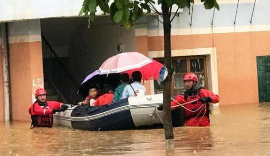 广西崇左暴雨多处出现内涝 消防队紧急救出被困群众21人