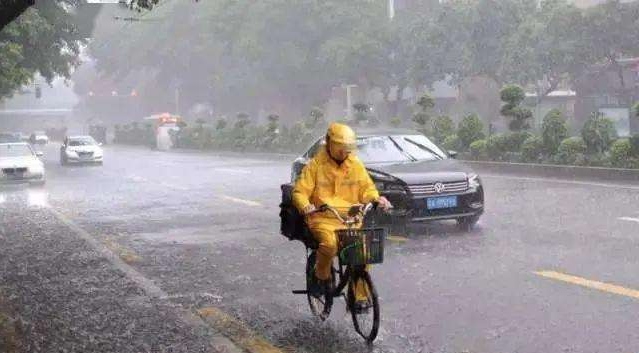 华南强降雨强对流来袭 大风沙尘袭击北方多地