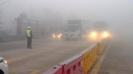 昨日湖南多地遭遇大雾袭击 多个收费站入口临时交通管制