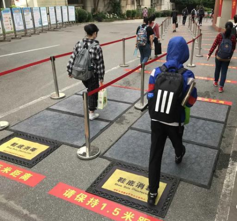 武汉7.28万初三学子今日返校 保持安全距离勤消毒