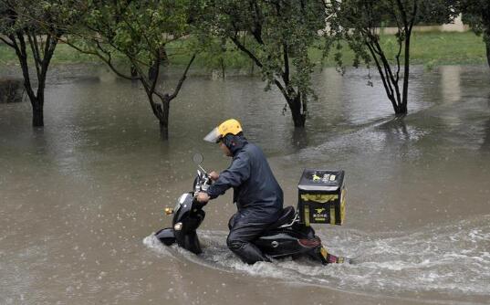 广州暴雨致13号线暂停运营 市区多路段积水街道变“汪洋”