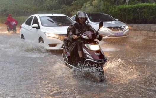 广州暴雨致13号线暂停运营 市区多路段积水街道变“汪洋”