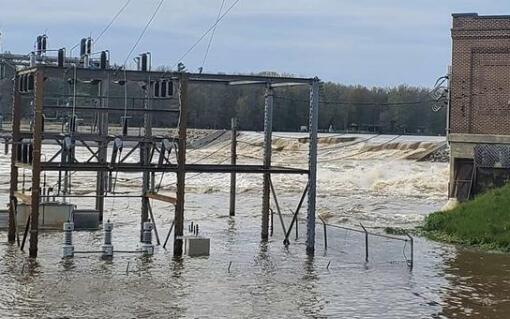 美国密歇根州多日遭遇暴雨 积水逼近3米全州进入紧急状态