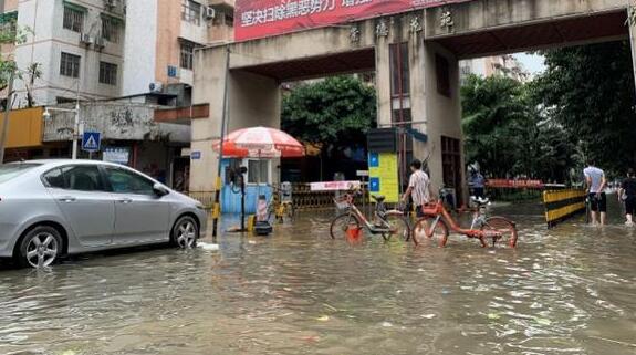 广东多地发布暴雨预警 中小学校幼儿园22日全天停课