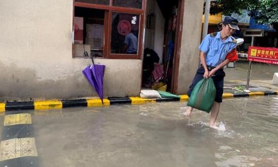 广东多地发布暴雨预警 中小学校幼儿园22日全天停课