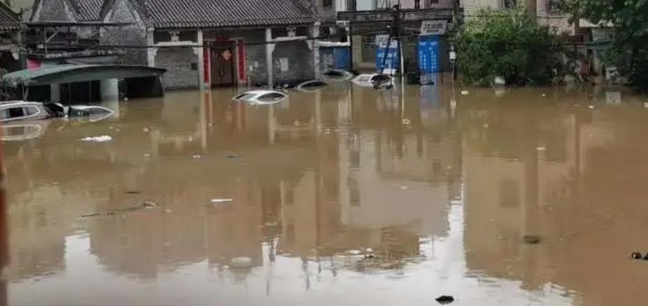 东莞特大暴雨突破历史极值！汽车都被内涝淹到车顶