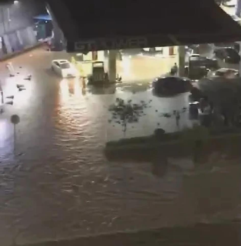 东莞广州遭特大暴雨袭击 局地突破历史记录