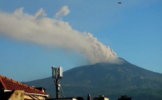 意大利埃特纳火山发生爆发 灰柱高度4500米持续3个小时