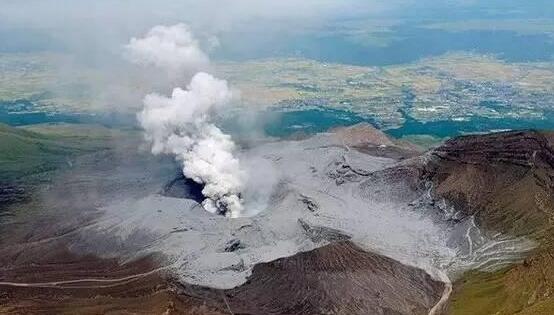 俄罗斯卡雷姆火山发生爆发 当场灰柱高达海拔5000米