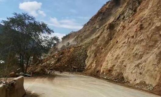 辽宁丹东多路段发生山体滑坡 目前交警已实施临时交通管制
