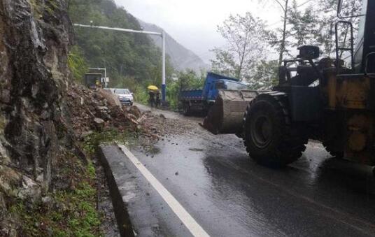 云南独龙江多处路段发生塌方 气象局发布山洪灾害气象预警
