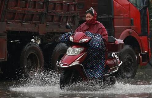重庆雨势减弱气温仅有25℃ 市内地质灾害气象风险高
