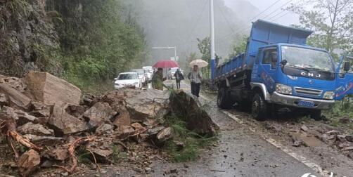 云南丙中洛部分路段因降雨塌方 预计未来降水仍将持续