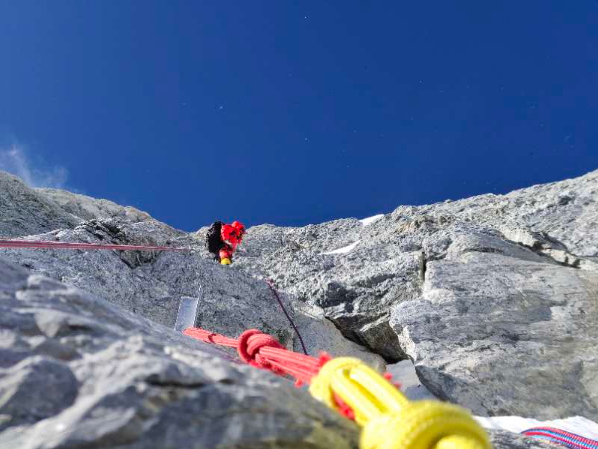 珠峰测量登山队向海拔8300米进发 大风中1个小时没搭起帐篷