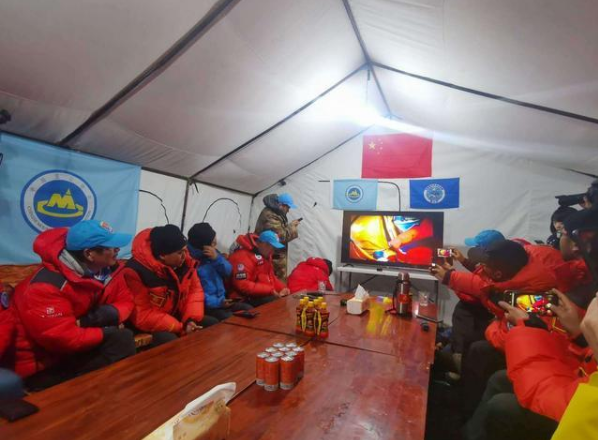 珠峰高程测量登山队成功登顶 第三次凌晨冲顶终于成功