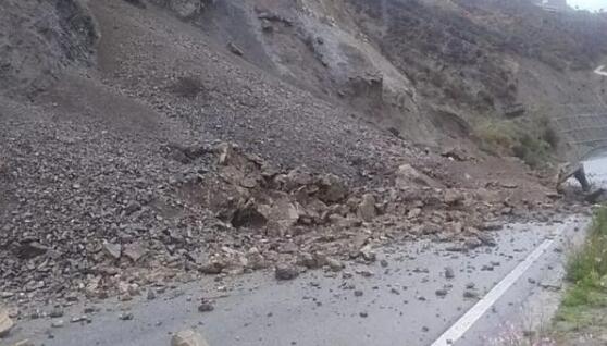 受强降雨的影响 云南迪庆多处道路发生塌方