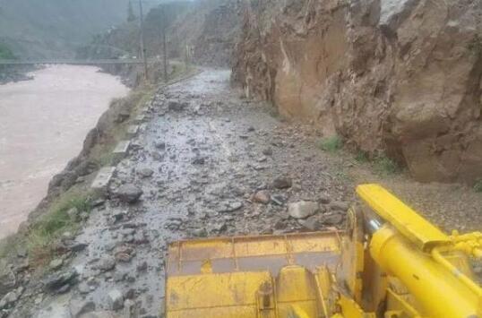 受强降雨的影响 云南迪庆多处道路发生塌方