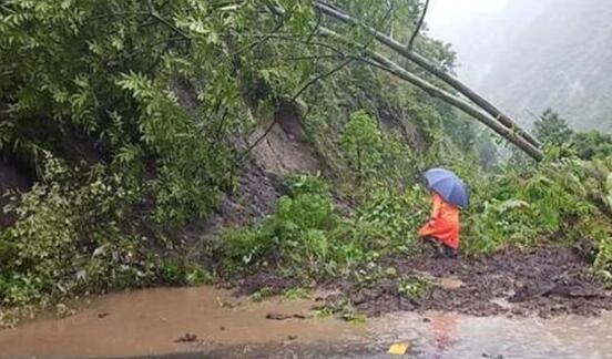 受持续强降雨影响 云南贡山多路段发生塌方