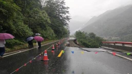 受持续强降雨影响 云南贡山多路段发生塌方